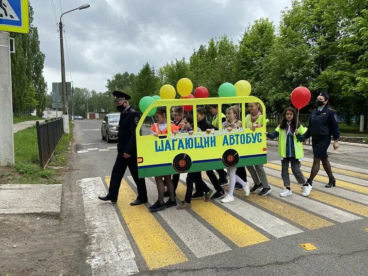 Шагающий автобус. Акция шагающий автобус. Шагающий автобус акция ГИБДД В детском саду. Акция шагающий автобус в школе.