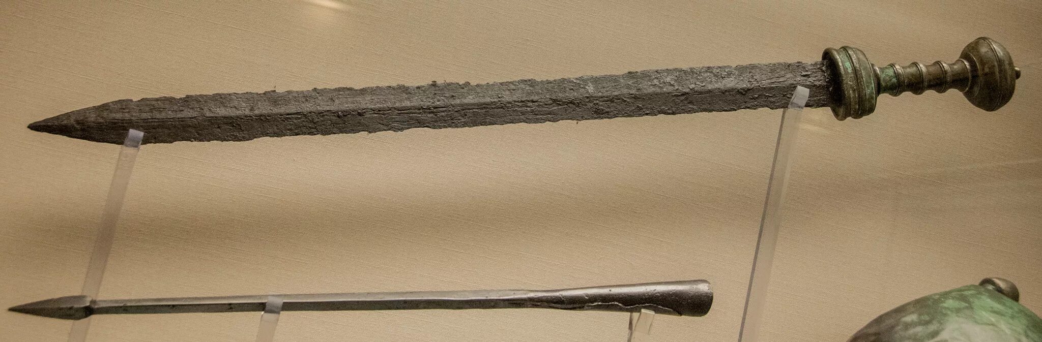 клеймор меч средневековый. шотландский клеймор. средневековый одноручный меч одноручный меч. дамасский меч полуторник. мечи после битв.