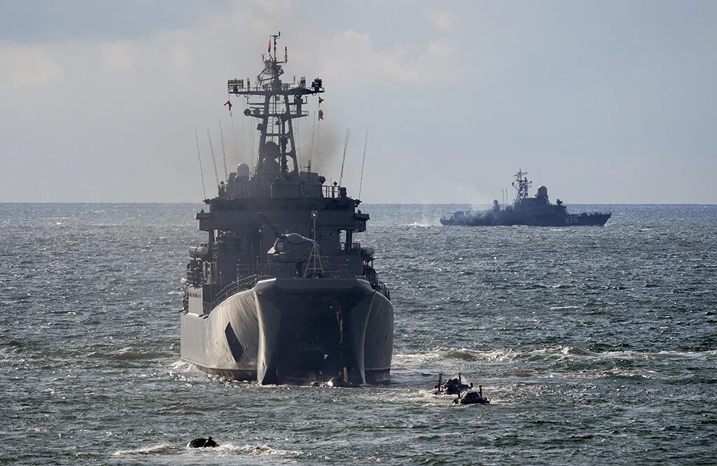 Холмск малый противолодочный корабль список кораблей проекта 1124. Базовый тральщик бт-115. 6 российских кораблей. Порт тартус в сирии. Базовый тральщик бт-115.