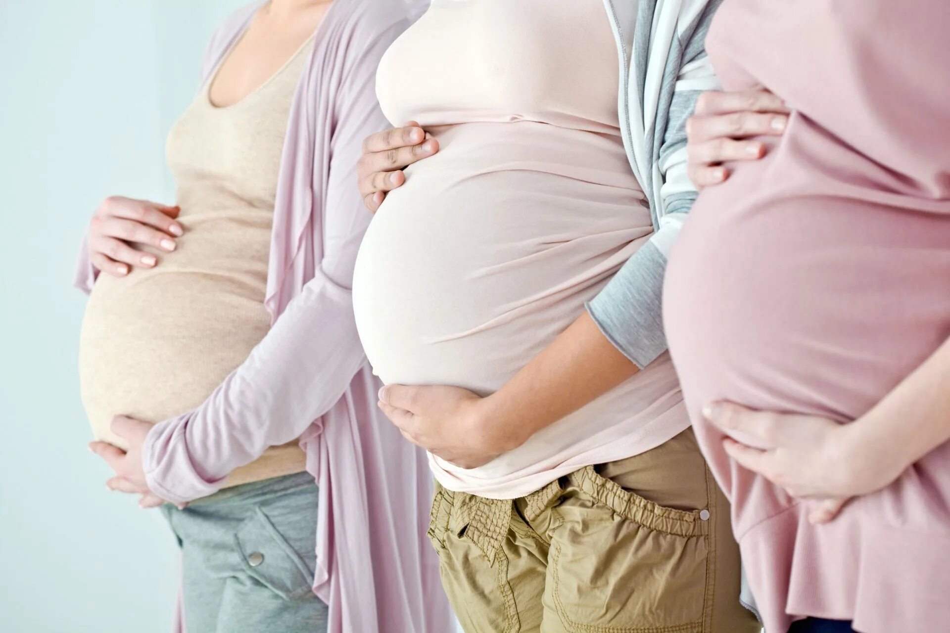 Несколько беременных женщин.