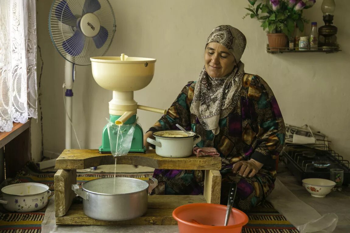 Тан армянский напиток. Кефир в средней азии. Лечебный кефир. Кефир с сахаром. Варенец шубат).