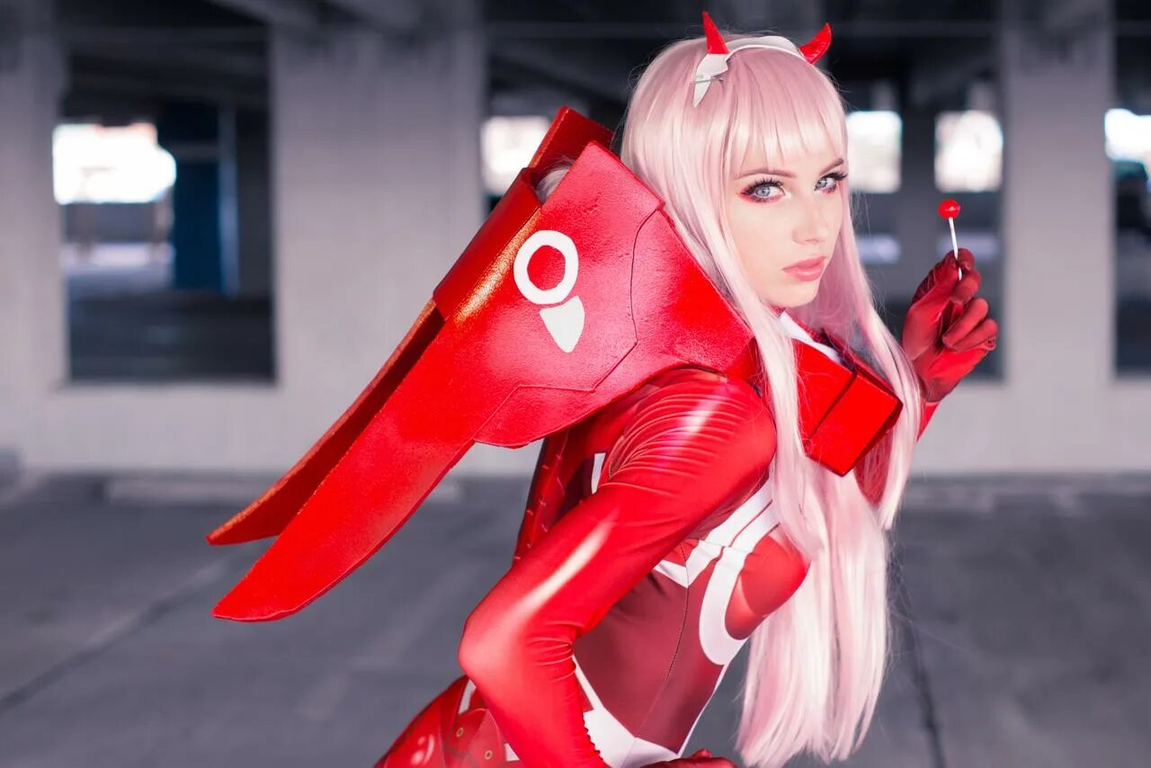 Зеро ту косплей. Косплей дарлинг франкс. 002 darling in the franxx косплей. zero two darling in the franxx косплей. косплей дарлинг 02.