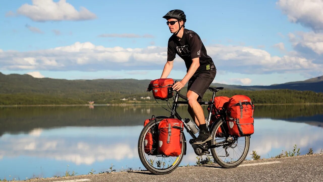 Bike tour. Гонщицкий велотуризм. Поход на велосипеде. Путешественник на велосипеде. Велосипед для дальних путешествий.