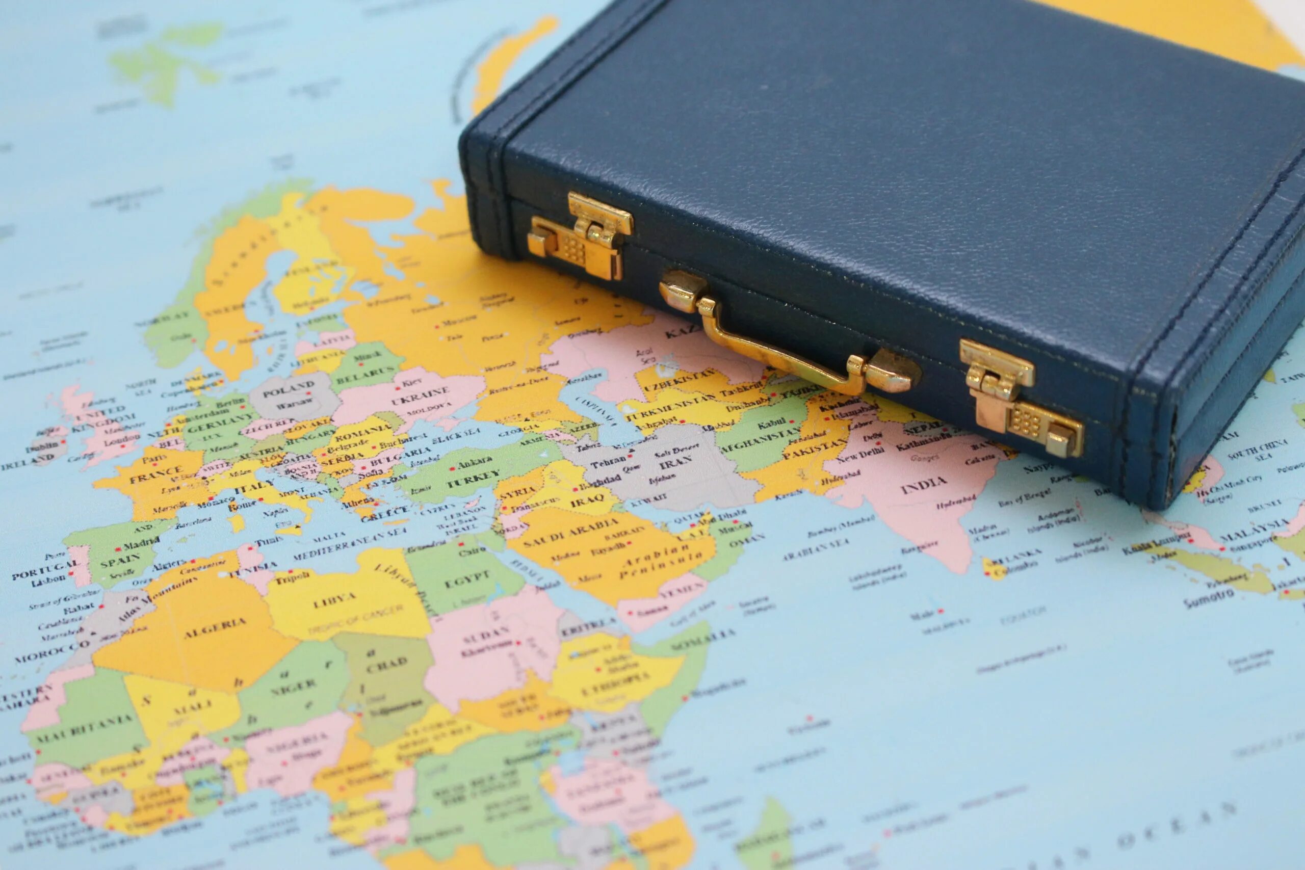 Studying and working abroad. Working abroad. living and working abroad. travelling and working abroad. living and working abroad презентация.