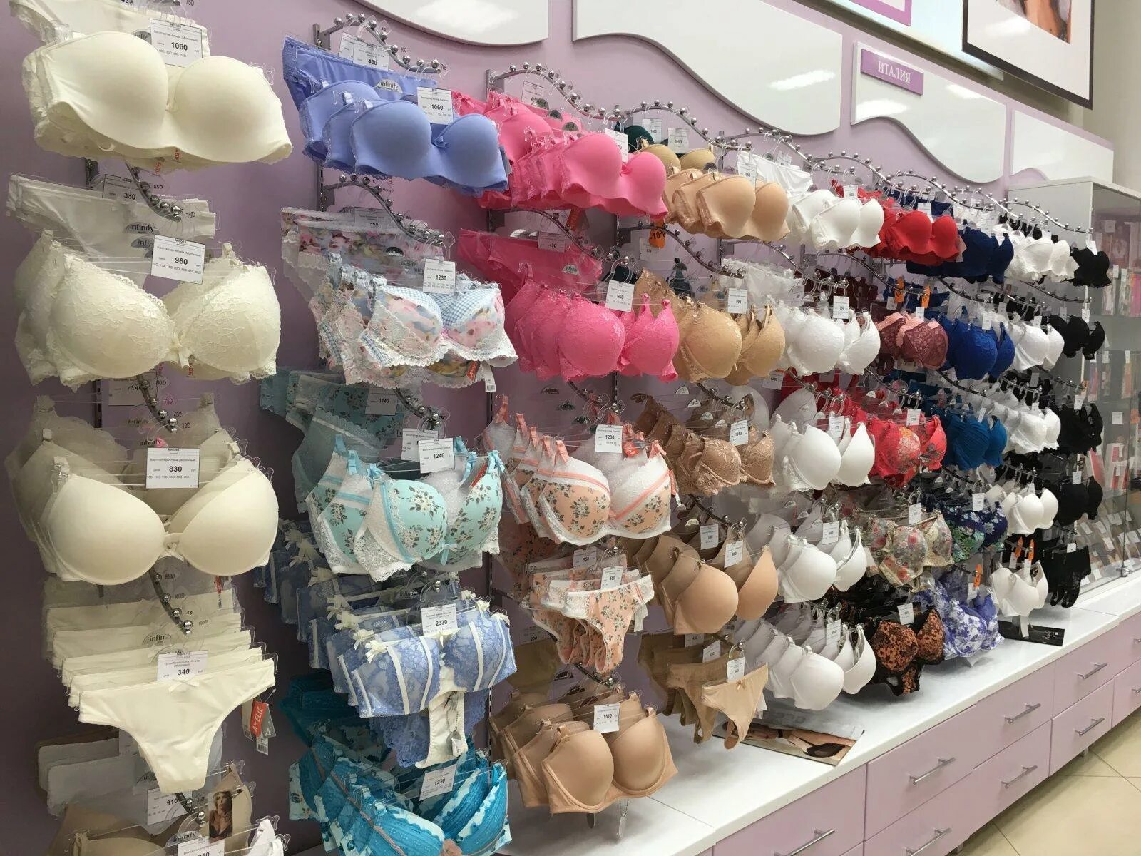 Lingerie shop. Магазин женского Нижнего белья. Выкладка Нижнего белья. Нижнее белье женское витрина. Большой магазин Нижнего белья.