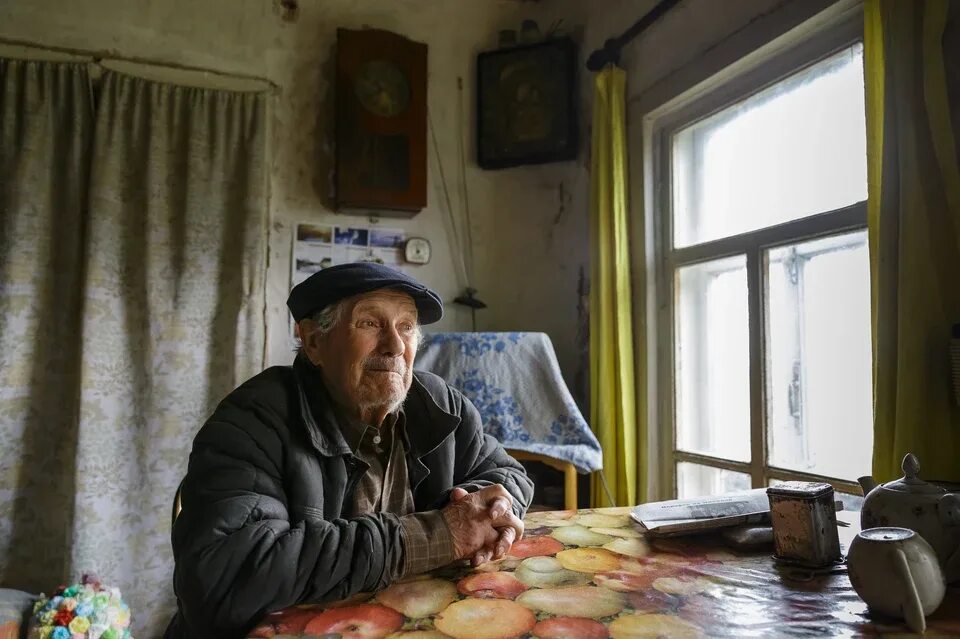 Деревенский дедушка. Комнаты домика в котором жили старички были. Дом дедушки. Деревенский дедушка. Деревенский дедушка.