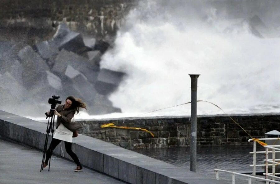 Девушка ураган. Strong Wind. A very strong wind