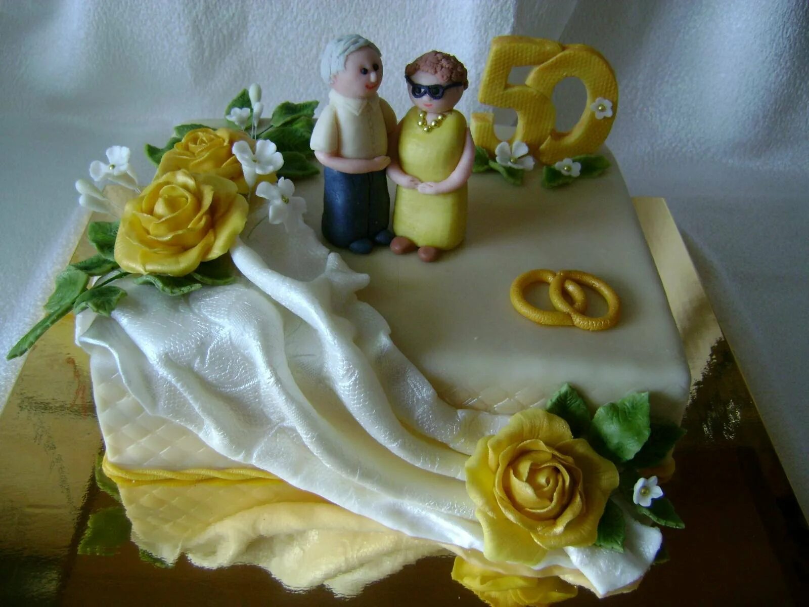 50 лет совместной жизни родителям. Торт на золотую свадьбу. Украшение торта на золотую свадьбу. Торт на юбилей свадьбы. Торт на золотую свадьбу родителям.