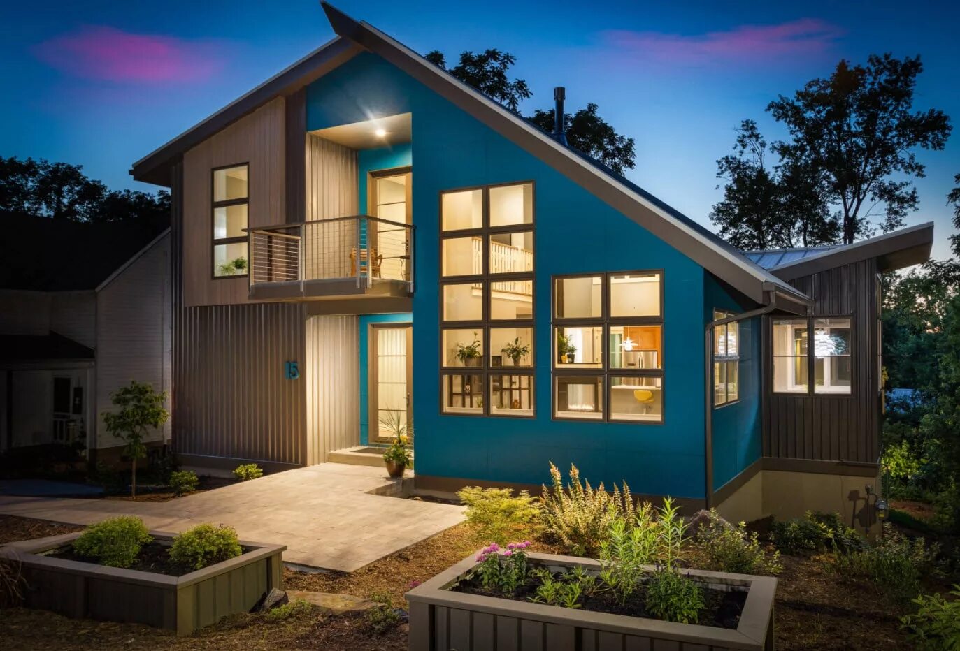 Необычные крыши домов. Частная косая. Домик с двускатной крышей. Частная косая. Домик с мансардой и панорамными окнами.