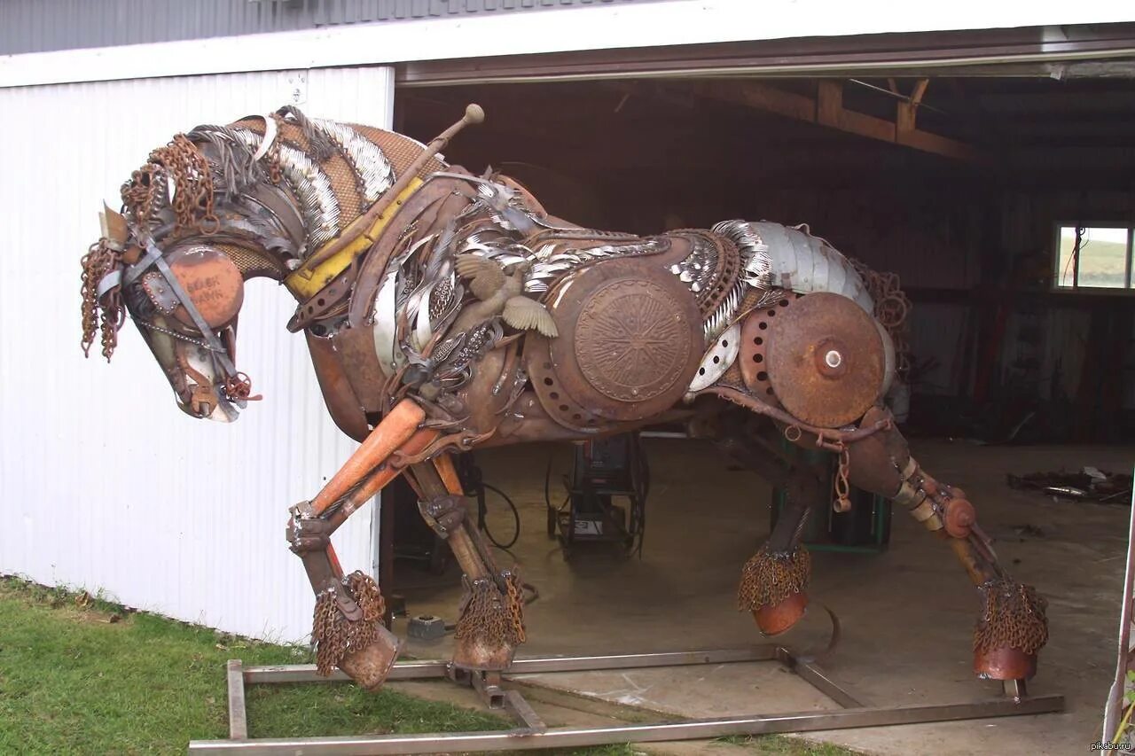 Конь из металла. Пегас стимпанк. Единорог в стиле стимпанк. Белая металлическая лошадь. Скульптуры из металлических отходов.