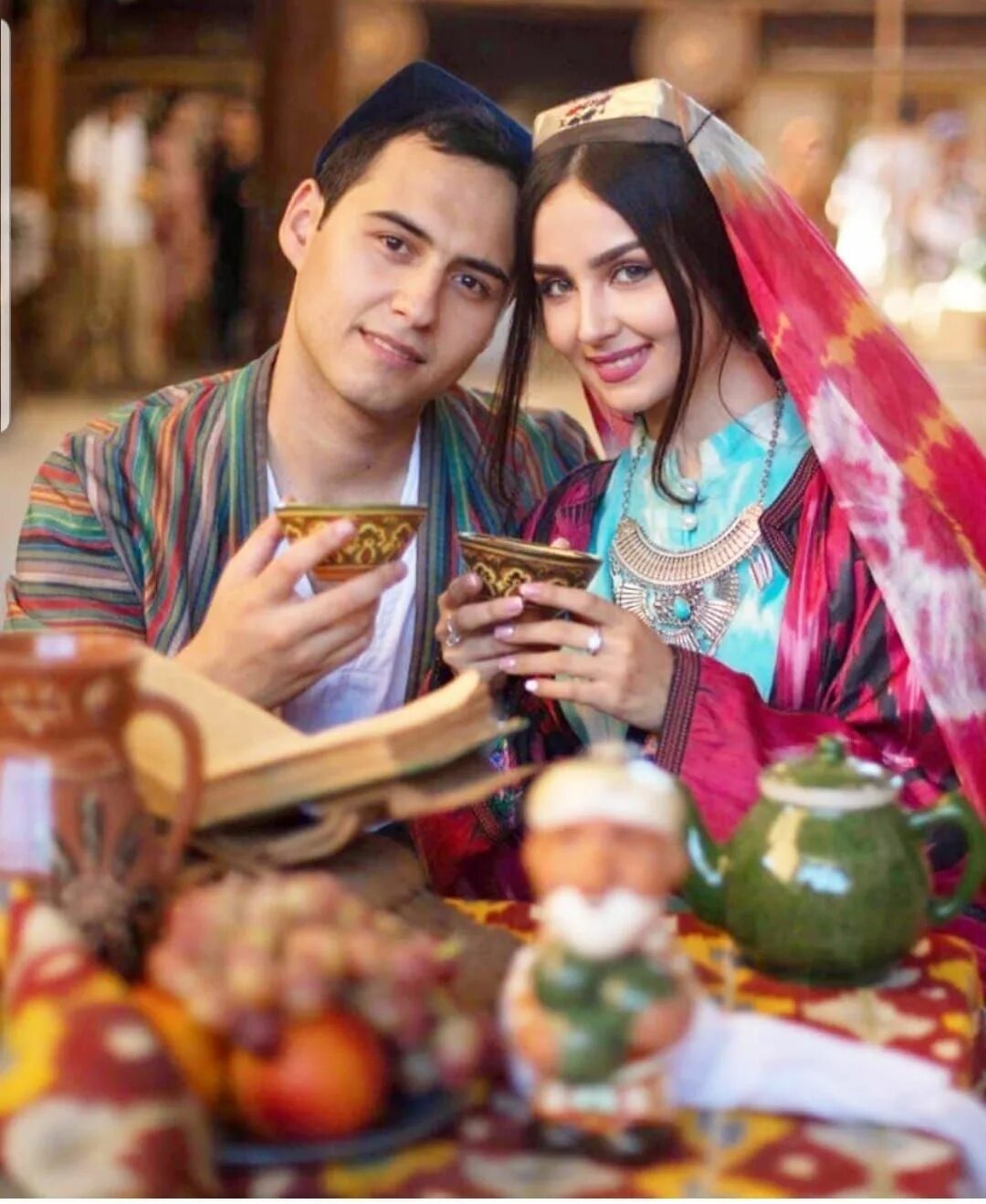 Известная узбекская. Узбекские традиции. Узбекская пара. Восточная свадьба. Узбекское застолье.