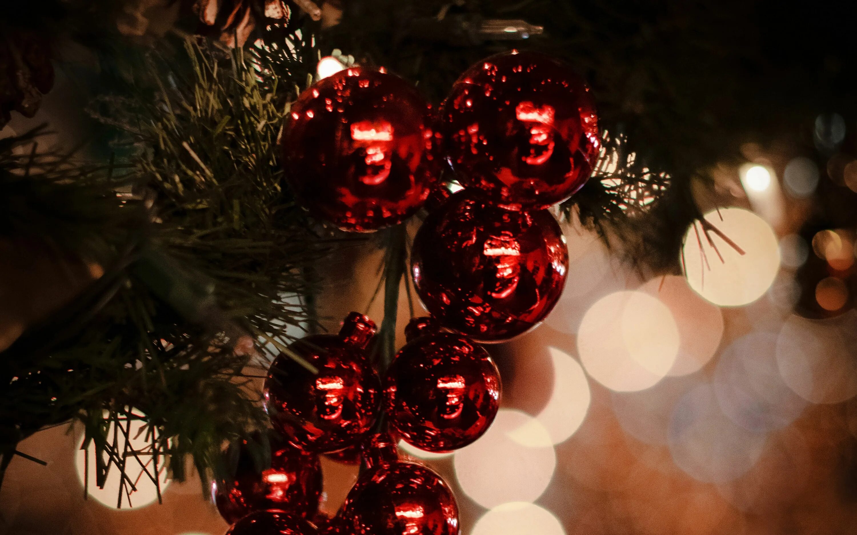 Включай про новый год. Новогодние картинки на рабочий стол. Красные шары на елке. Новогодние огни. Новогодняя елка на рабочий стол.