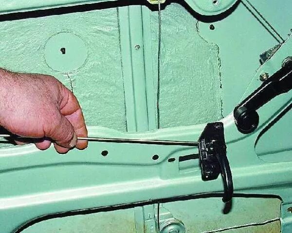 Как снять переднюю дверь ваз 2107. Механизм передней двери ваз 2106. механизм открывания дверей ваз 2107. тяги открывания двери ваз 2107. крепеж замка двери ваз 2107.