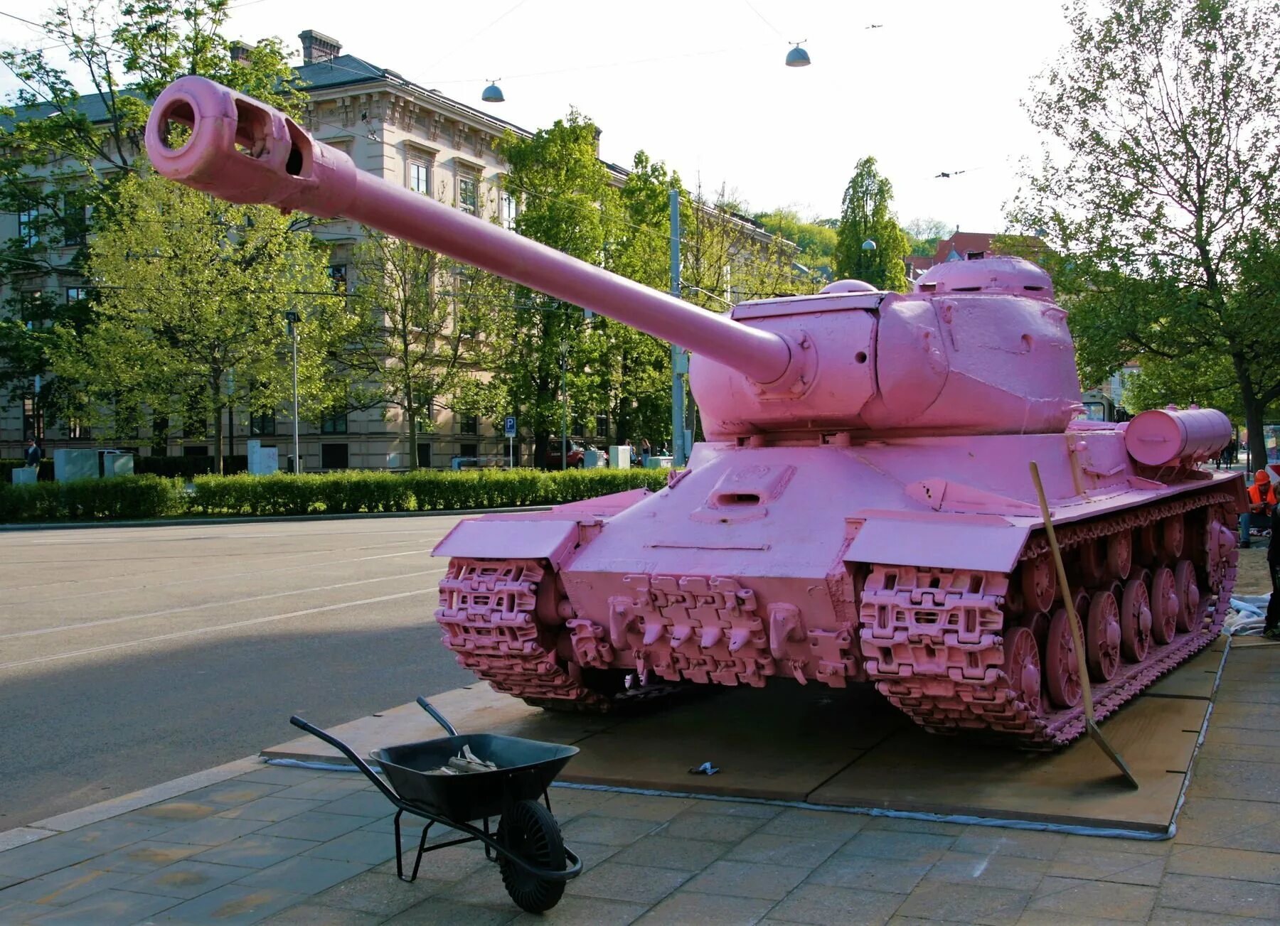 Розовый танк. Розовый танк ис-2 в чехии. розовый ис 2. розовый танк т 34. танк т 34 в праге.