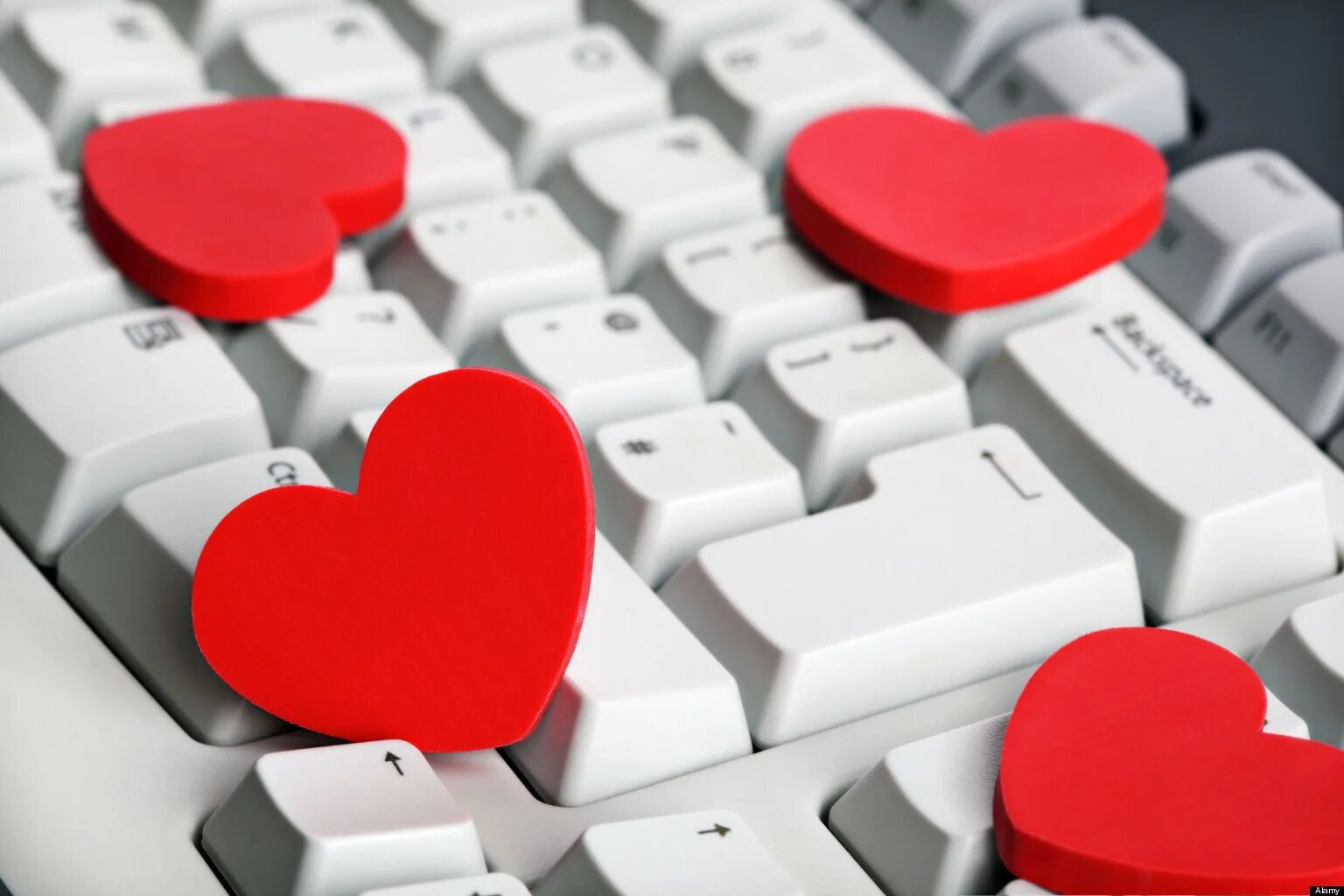 Любовь соц сеть. Интернет любовь. В сетях любви. Сердечко компьютерное. Любовь к компьютеру.