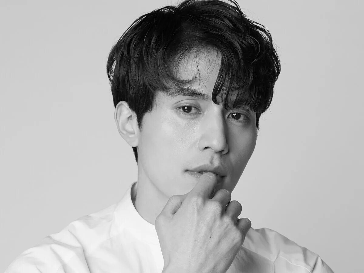 Ли дон ук 1999. Lee dong wook. Lee dong wook кумихо. Ли дон ук. Ли дон ук фотосессия черно белая.