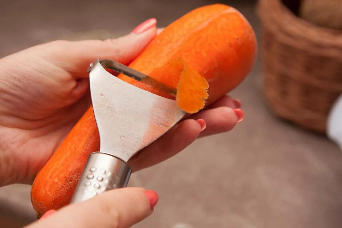 Вареная кожура. Очистка овощей. Чистка для овощей и фруктов. Чистка моркови. Нож для чистки морковки.