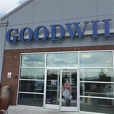 Goodwill магазин. Goodwill окна в тучково. Магазин гудвилл в тбилиси. Гудвилл логотип. Гудвилл магазин.