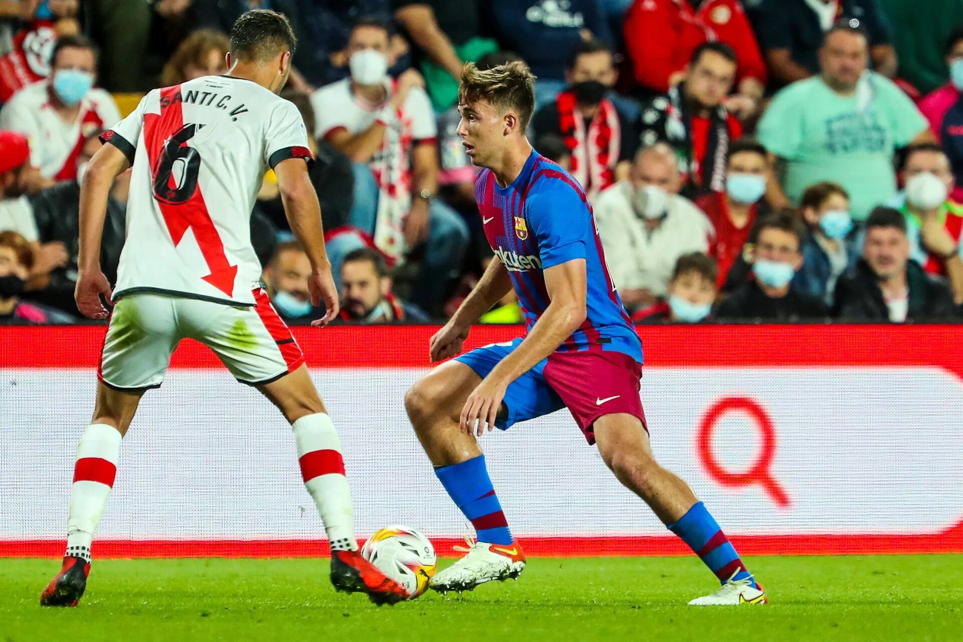 Барселона райо вальекано 13. Чемпионат испании – райо вальекано. Футбол фото. Фалькао райо вальекано 2021. Испанский футбол.