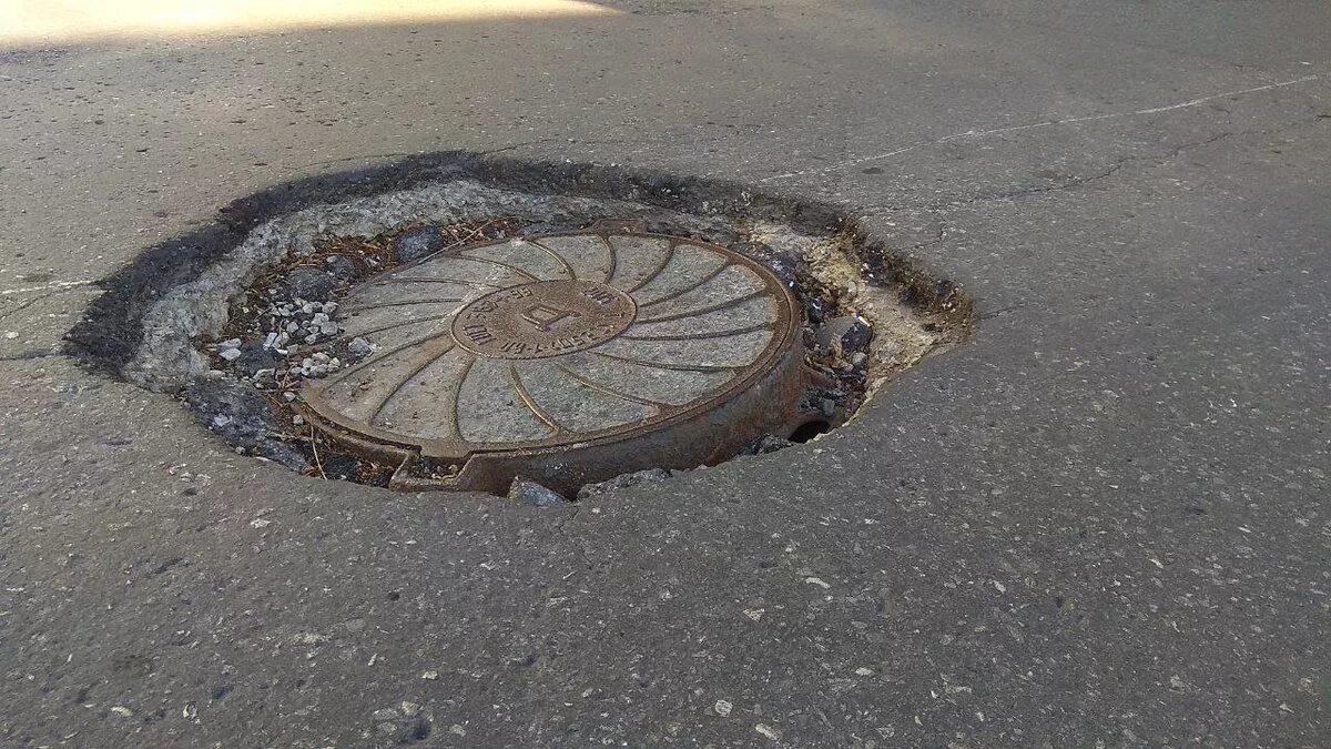 Люк курск. Просадка канализационного люка. провал люка. повреждения канализационного люка. канализационные люки в курске.