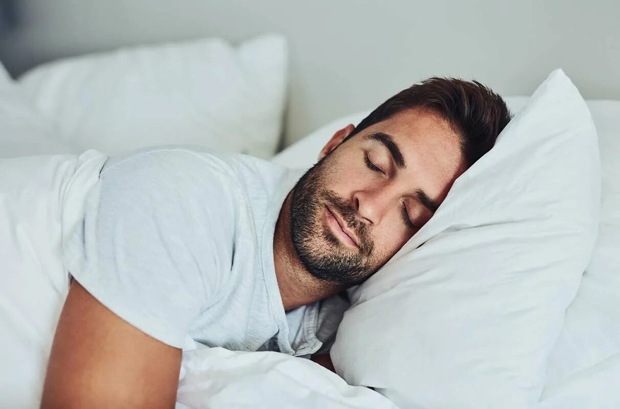 Человек объясняющий сны. Сонный мужчина. Спящий мужчина.