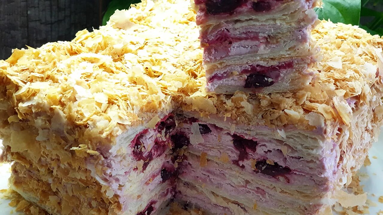 вишневый наполеон. наполеон с вишней. вишневый наполеон. наполеон бонапарт пирожное. пани валевская торт с вишней.