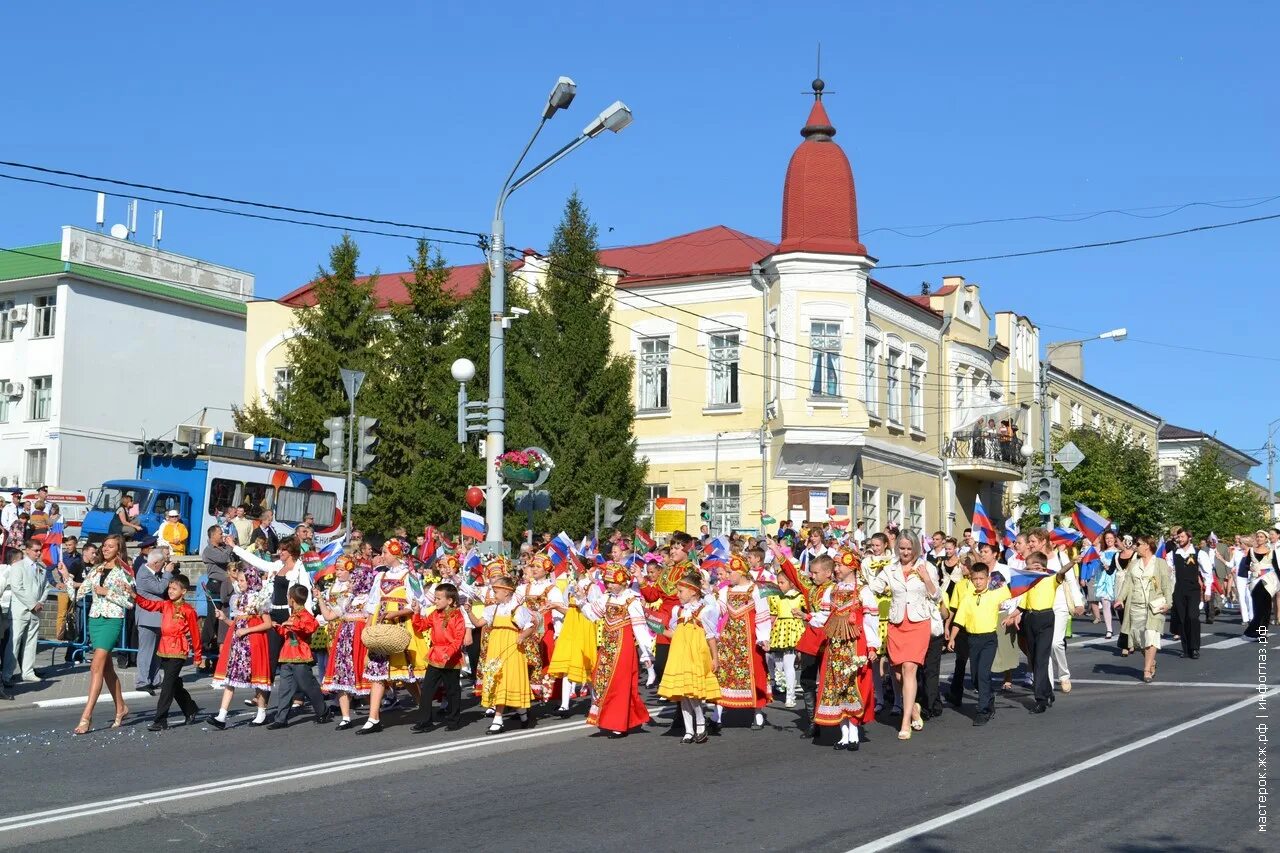 Население старого оскола белгородской области. Население города старый Оскол. День города старый Оскол. Старый осколнаселенте. Праздничное шествие на день города.