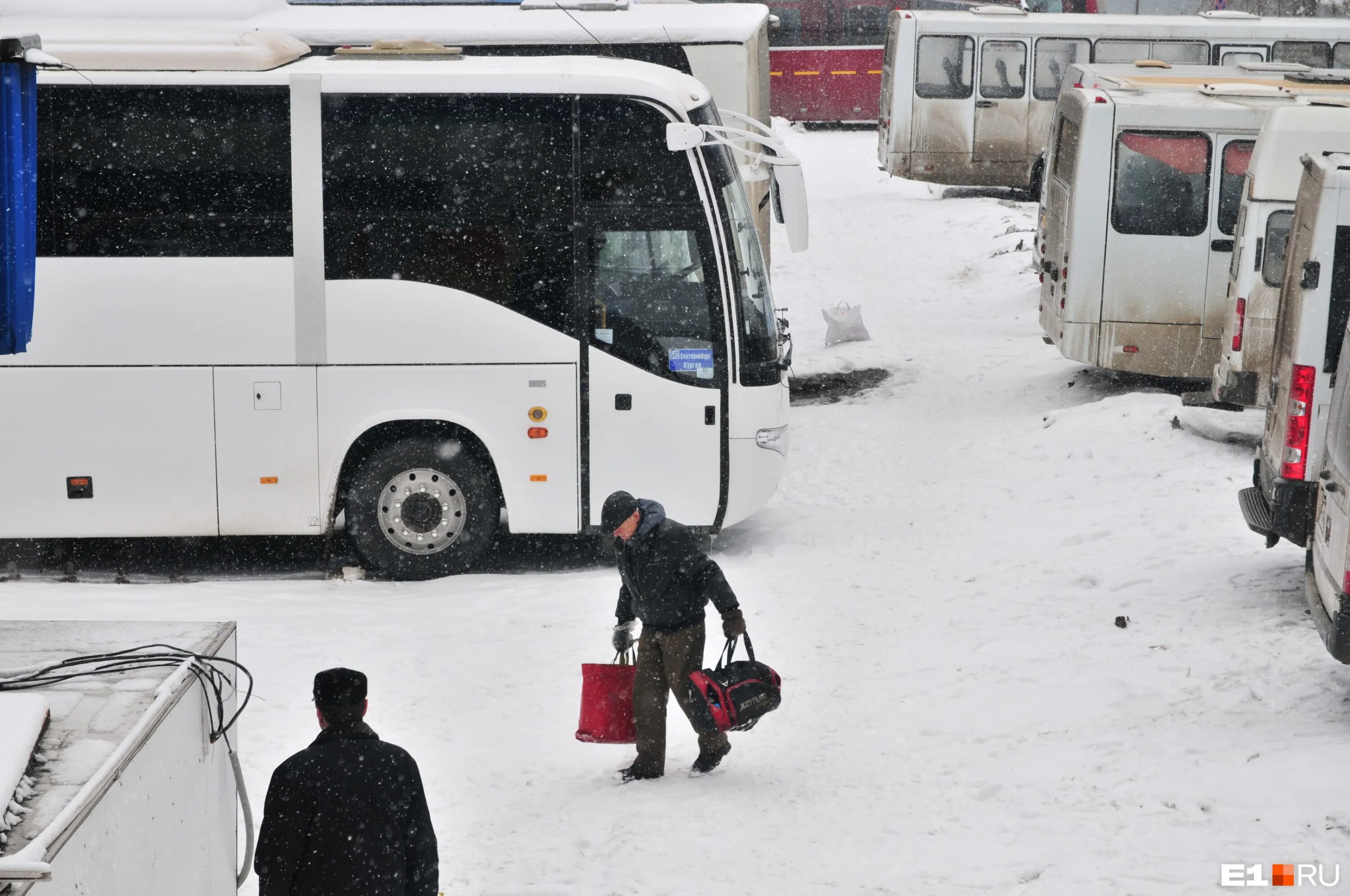 Транспорт зимой. Автобус в Мороз. Из-за Морозов отменили автобусы. Автобус Сибирь.