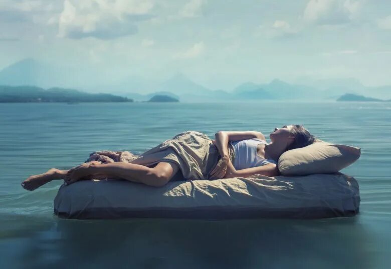 Девушка спокойствие. Медитация на море. Спящий человек. Женщина в ночи. Ночной пляж.