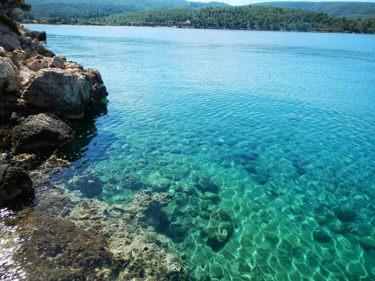 Самое голубое море россии. Голубое озеро Евпатория. Адриатическое море реки. Голубое озеро Лазаревское. Лазурное озеро в Крыму.