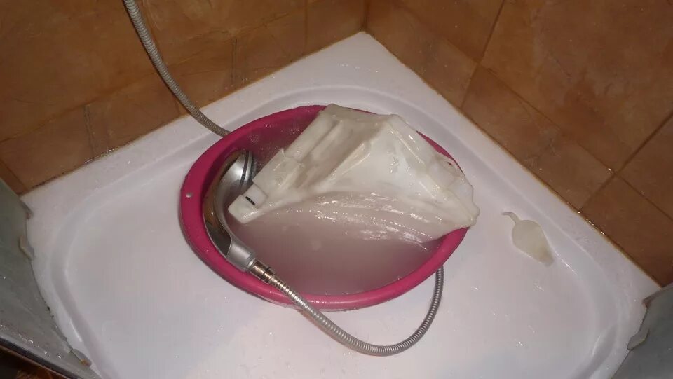 Как разморозить бак. Пакет для горячей воды. мешок с горячей водой. как разморозить унитаз.