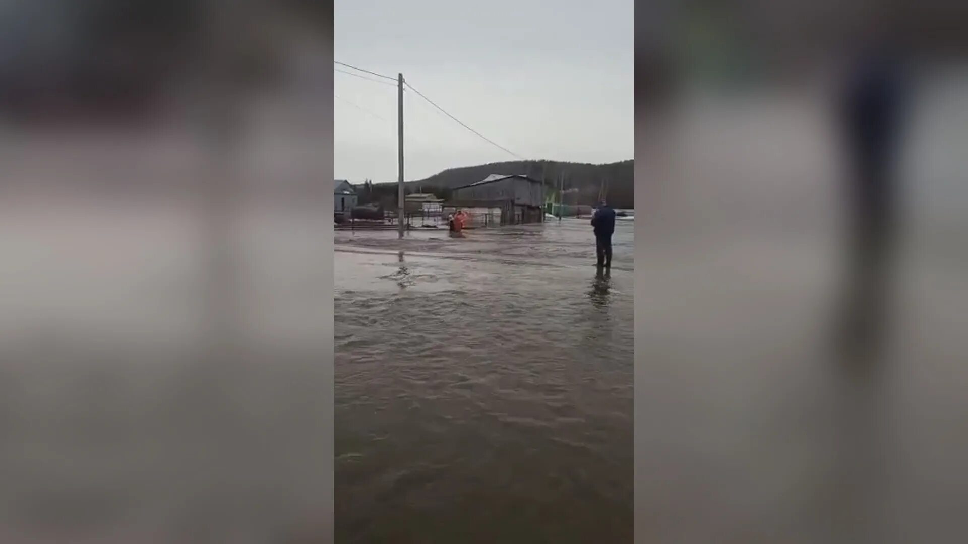 В башкирии вода. Чулпан салаватский район наводнение. паводок салаватском районе. башкирия речка вышла из берегов. разлив рек башкирии на сегодня.