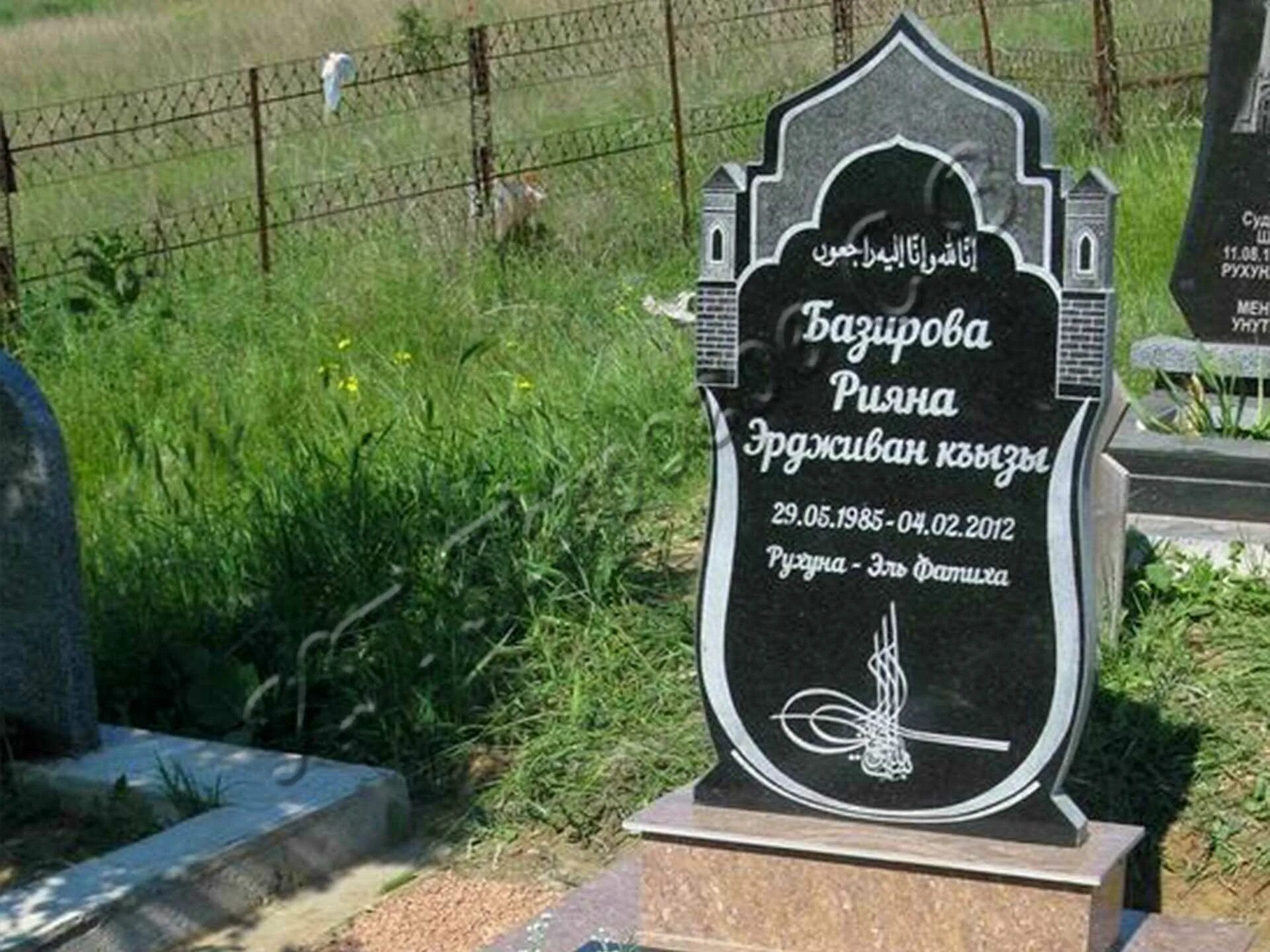 Мусульманские памятники надгробия. Мусульманские памятники на могилу. Мусульманские памятники на кладбище. Мусульманские надгробные плиты. Мусульманские памятники надгробия.
