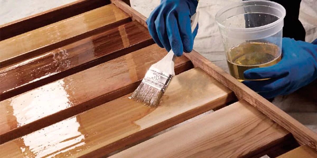 Краска для деревянных поверхностей. Лак для дерева перекраска мебели. Краска по дереву. Лакирование древесины. Краска для дерева.