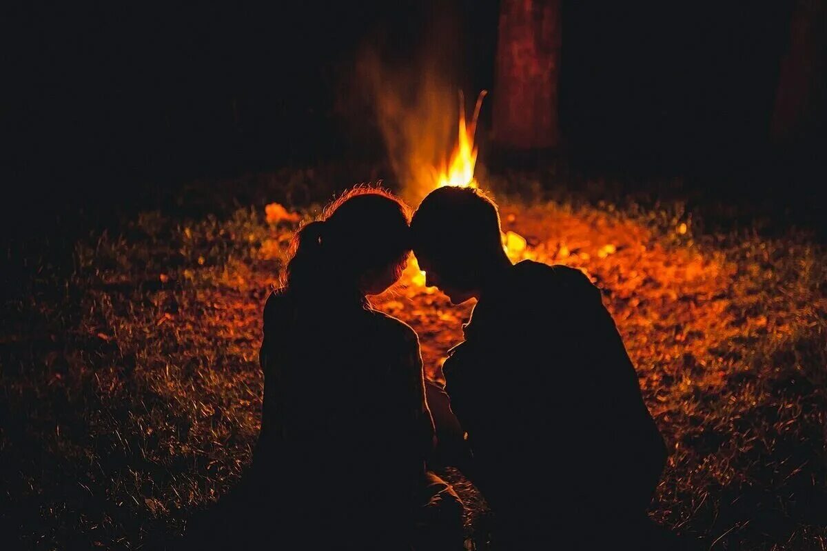 Двое у костра. Близнецовые пламена. Любовь и разлука. Расставание пламен. Страсть огонь.