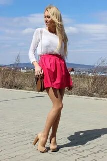 Девушки в белых юбочках