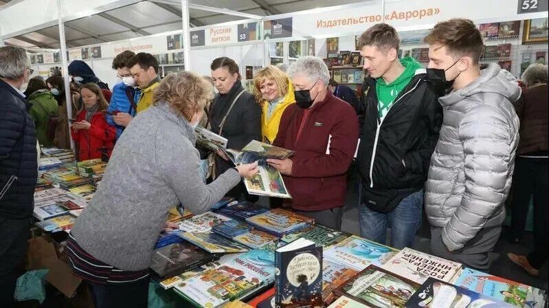 Выставка на дворцовой площади сегодня. Книжная ярмарка на дворцовой площади. книжная ярмарка на дворцовой площади 2025. книжный салон. дворцовая площадь в санкт-петербурге книжный салон.