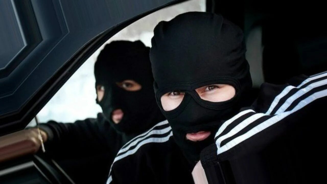 Ограбление банка в россии. Маска грабителя. Бандитская маска. Два бандита в масках. Крутые бандиты.