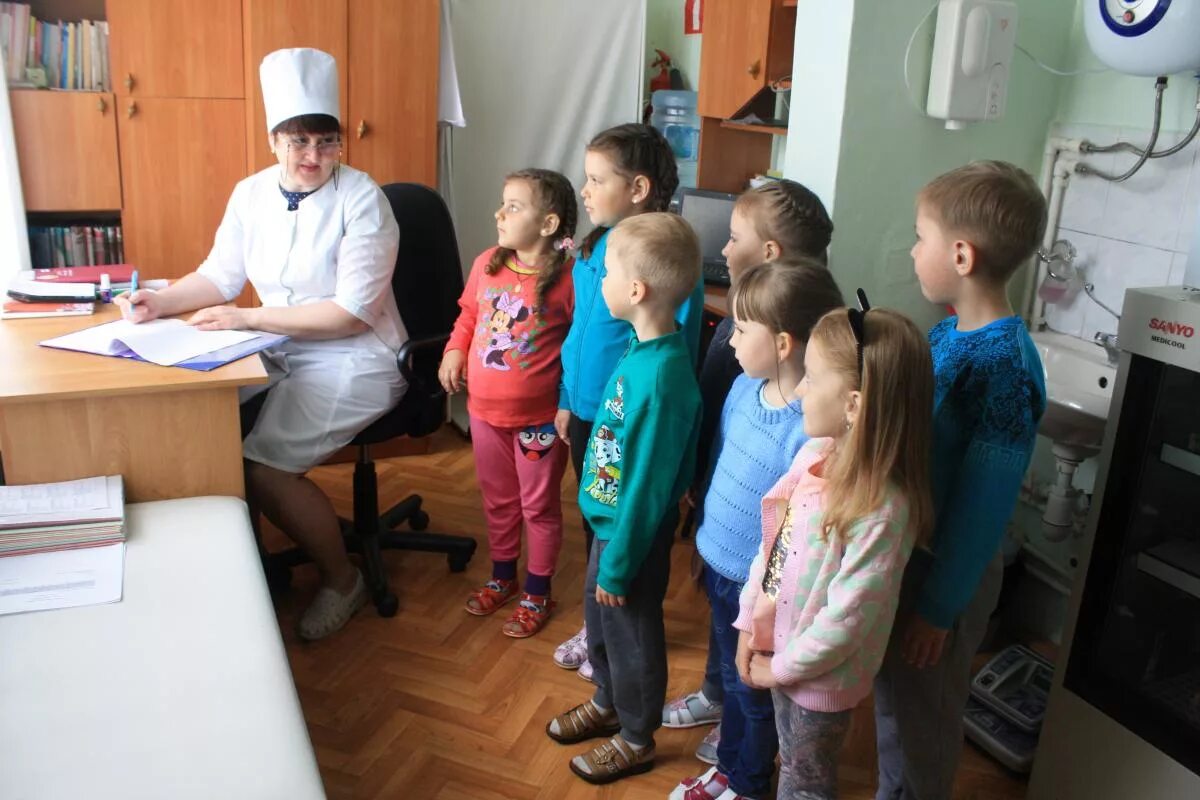 детская поликлиника. осмотр детей в детском саду. интерьер детского центра. детское отделение больницы. вакцинация школьников.