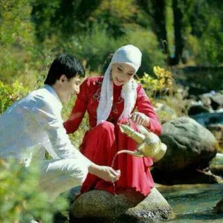 Жағажайда қарап тұрған фото