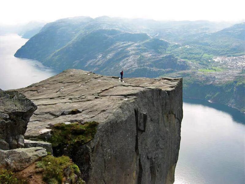 The cliff 4. Прекестулен Норвегия. Норвегия фьорды Прекестулен. Скала Прекестулен Норвегия. Pulpit Rock Норвегия.