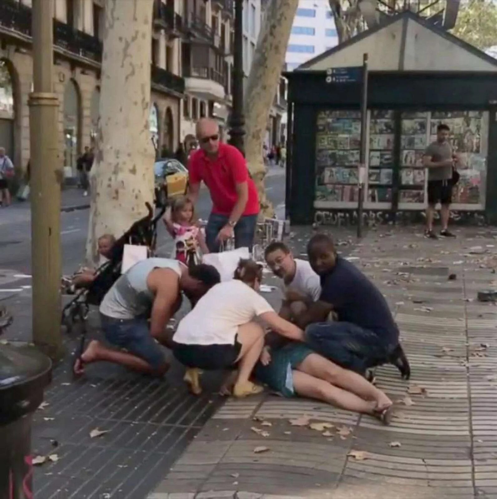 Сбила толпу людей. Теракт в Барселоне 17 августа 2017. Бульвар ла Рамбла теракт. Улица Рамбла в Барселоне теракт.