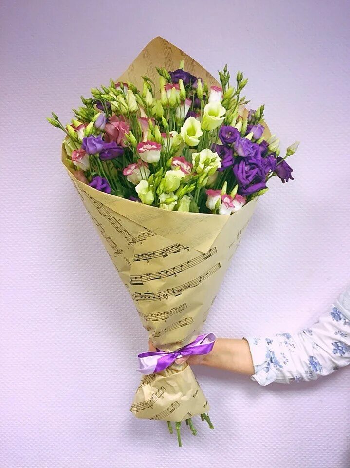 Букет без бумаги. Упаковка цветов в бумагу. Оригинальная упаковка для цветов. Упаковка букета в бумагу. Во что оборачивают цветы.