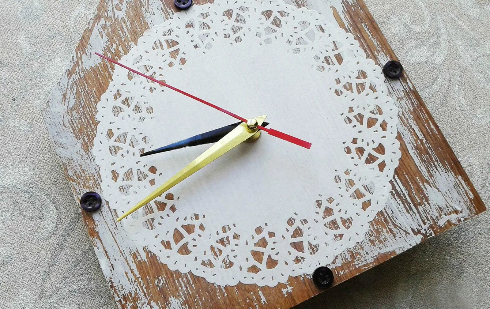 Сделай часы тусклее. Настенные часы из картона. Декор часов своими руками. Настенные часы мастер класс. Часы из подручных материалов.