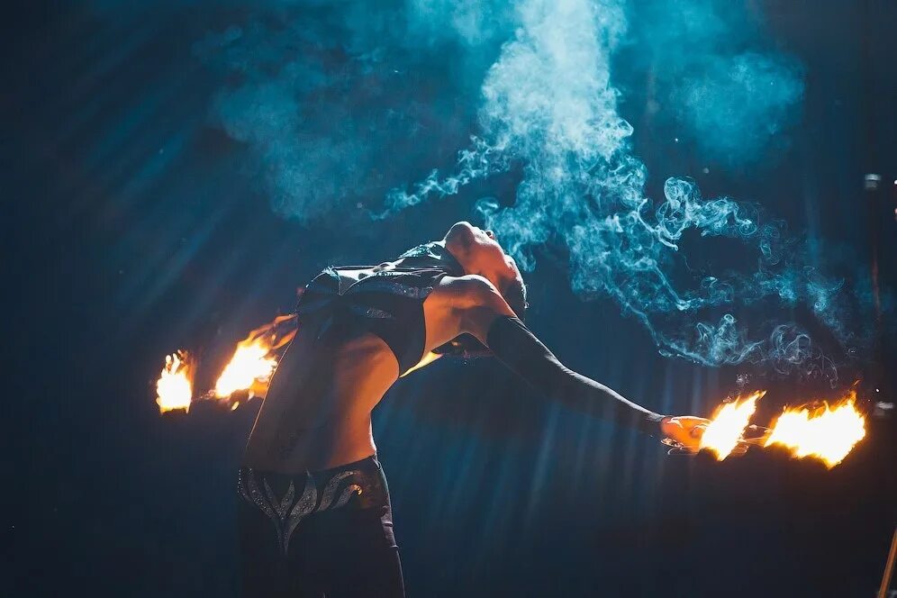 Оттуда в пляшущем свете факела поднимались пузырьки. Девушка Танцующая в огне. Девушка танцует в огне. Девушка и огонь. Танцовщица с огнем.
