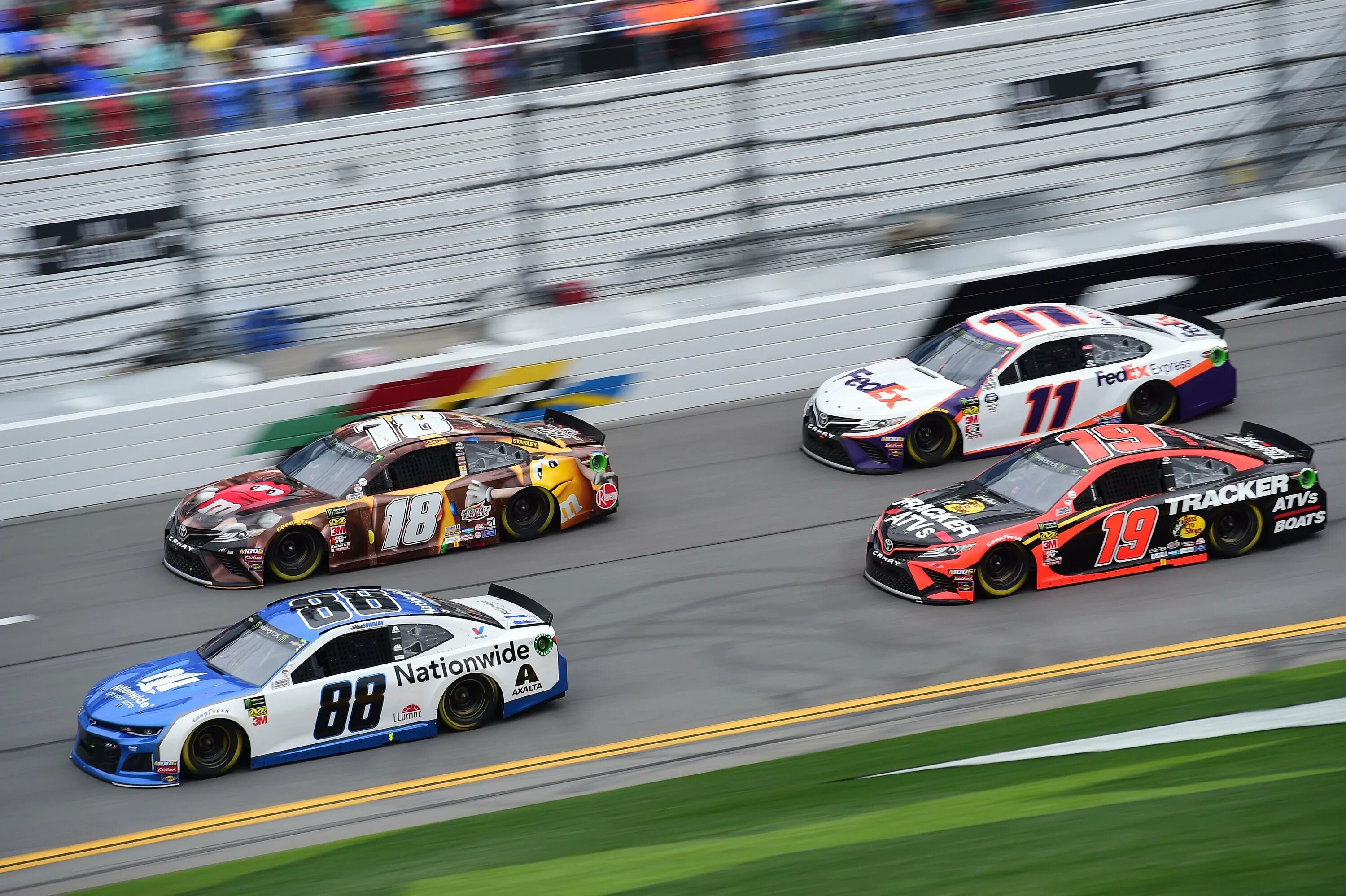 Гоночная машина с препятствиями. Monster Energy NASCAR Cup Series. NASCAR гонка. Наскар Дайтона 500 молния Маквин. Гонка наскар кольцевые.