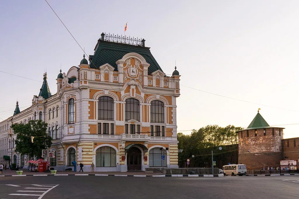 Площадь Минина и Пожарского Нижний Новгород. Дворец труда Нижний Новгород Минина. Нижний Новгород Кремль Минина. Нижний Новгород здание Кремля площадь Минина.