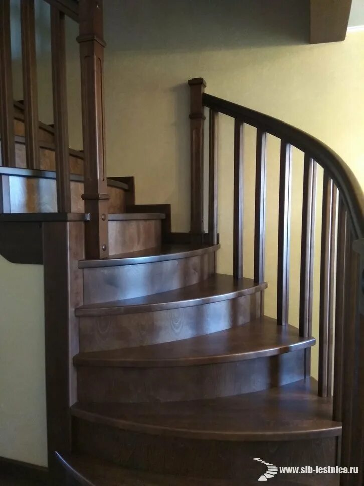 Лестница б у купить. Деревянная лестница 90 градусов. Лестница с поворотом на 90 с бетона. Красивые деревянные лестницы 90 градусов. Лестницы деревянные Киргизия.