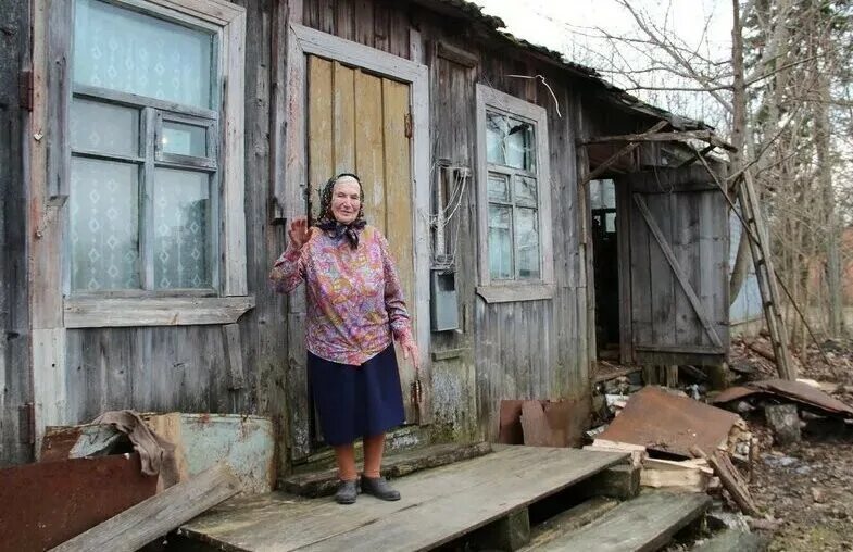 Сколько стоит деревня. Старуха в деревенском доме. Старушки в глухой деревне. Одинокие бабушки в деревне. Одинокая бабуля в деревне.