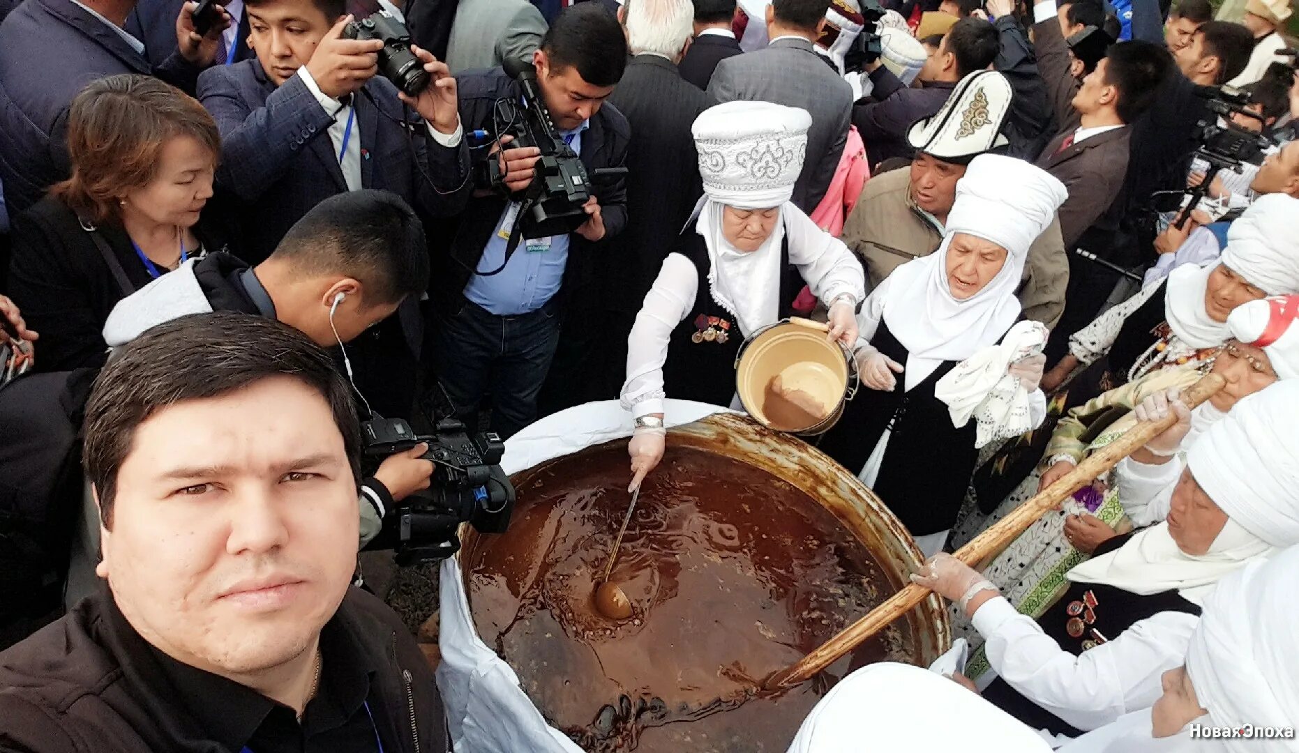 Сумолок что это. Нооруз сумолок. Сумолок приготовление. Сумолок праздник. Сумолок Элечек.